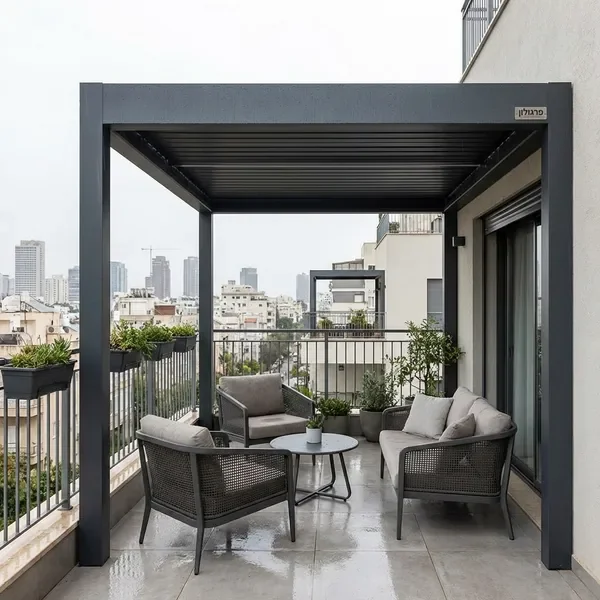 פרגולה קבועה במרפסת עירונית מעוצבת