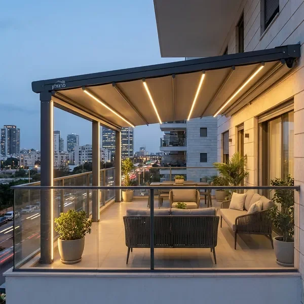 פרגולה עם תאורה משולבת במרפסת דירה
